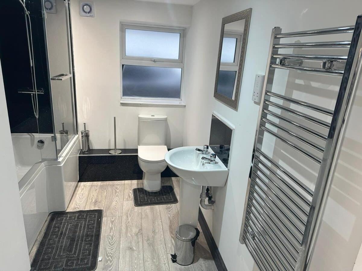 1 Bedroom Apartment - Abacus House - Huntingdon Town Centre - Contractor Friendly - Free Parking - Full Kitchen - Washer Dryer - Spacious - Ideal For Work Stays Exterior photo